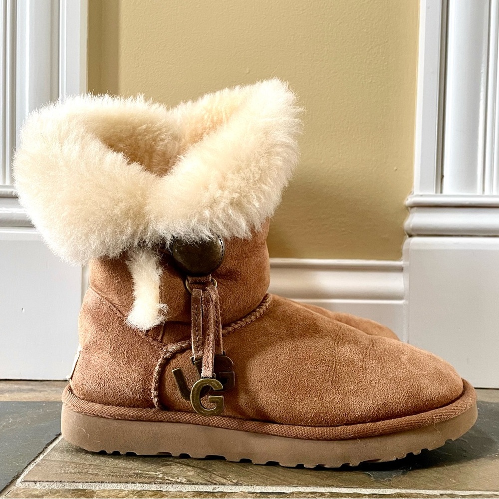 UGG Bailey Button~UGG Charms•5•Chestnut•Shearling Lined Boots From UGG Australia